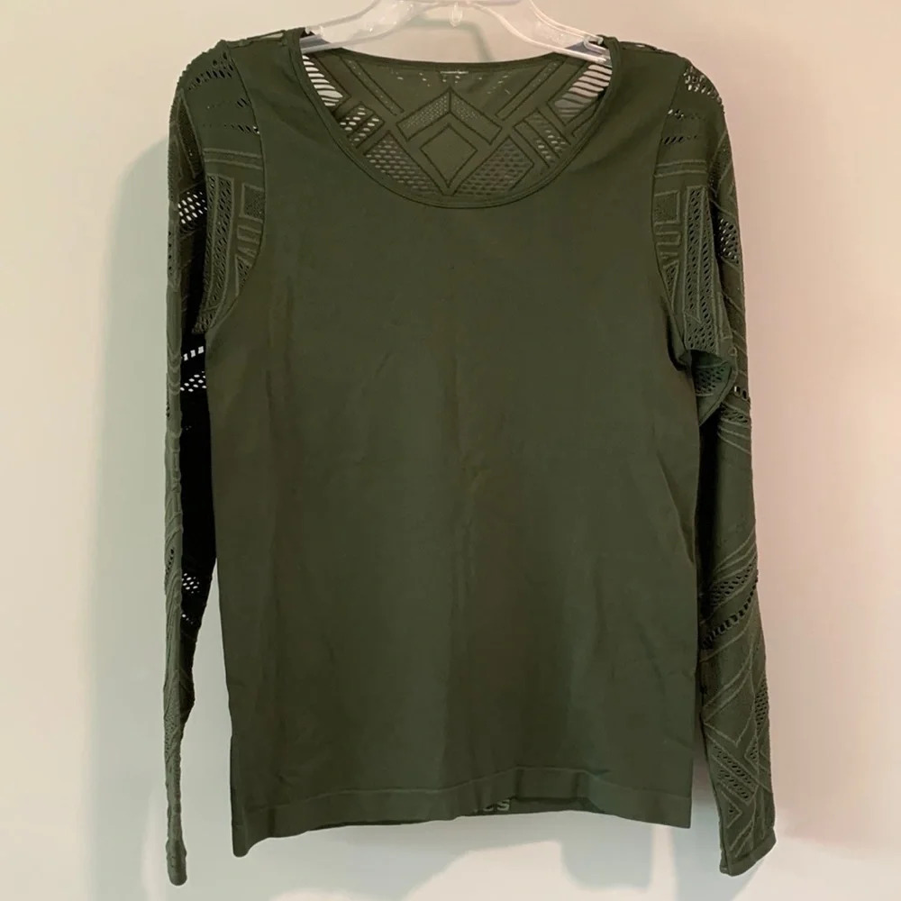Fabletics - seamless‎ fitness top, cutout details